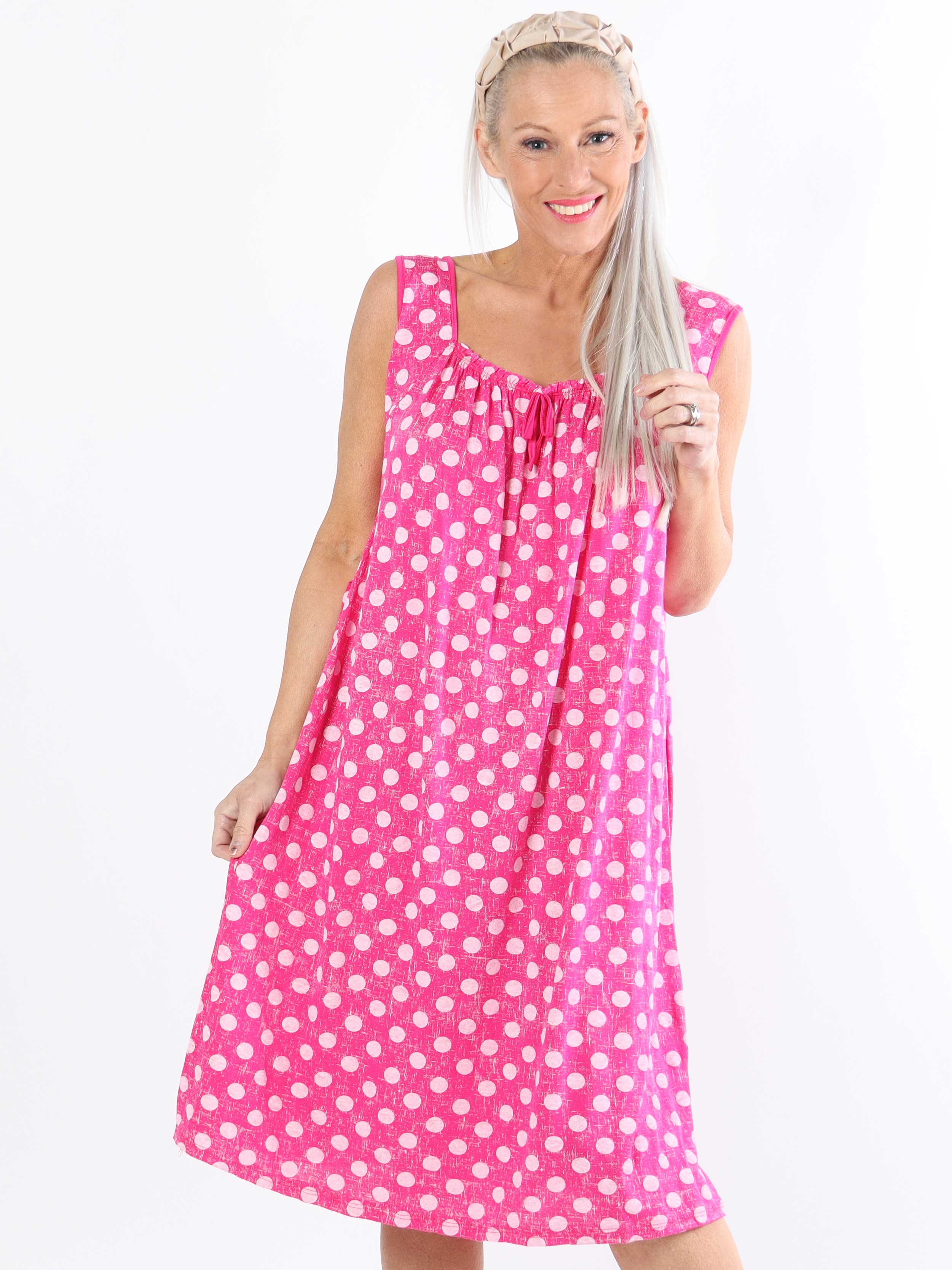 Medina - Prikket plus size kjole med bindebånd